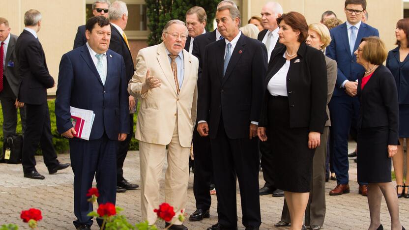 JAV delegacija apžiūrėjo Seimo Sausio 13-osios memorialą