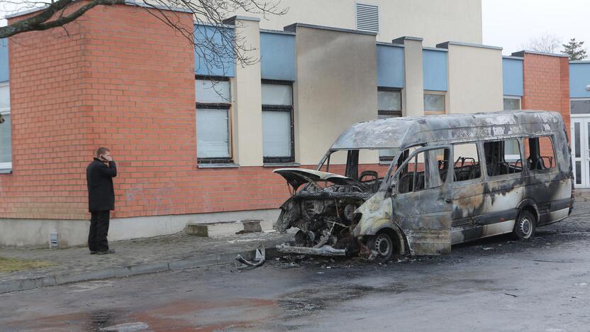 2011 metų lapkritį V.Čeponis neteko automobilio, kuriame buvo įsirengęs įmonės biurą.