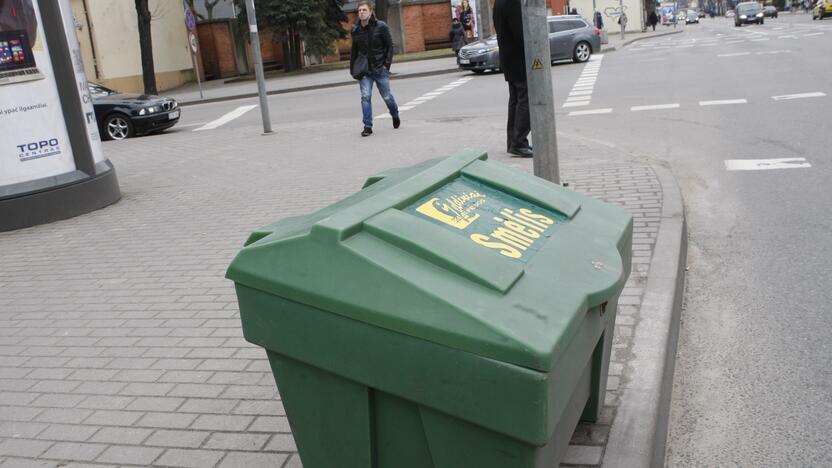 Darbai: šiandien miesto gatvėse buvo pradėtos statyti smėlio dėžės.