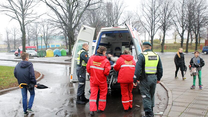 Pavojai: net greitosios medicinos pagalbos automobilyje negalima jaustis visiškai saugiai – dėl avarinės situacijos klaipėdietė joje patyrė traumą.