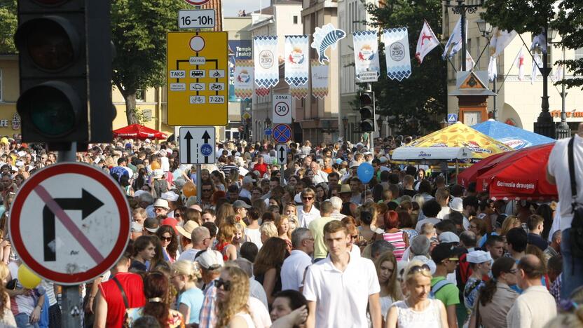 Neišgąsdino: alinantis karštis neišvaikė Jūros šventės dalyvių, senamiestis buvo sausakimšas visas tris dienas.