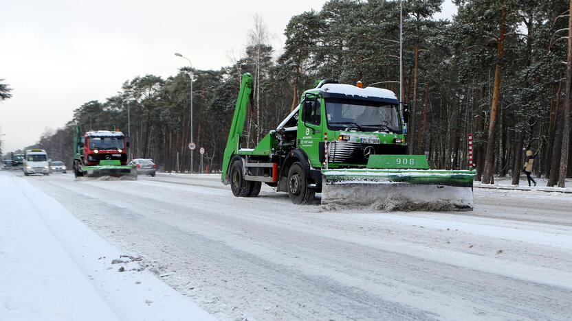 Orai: valyti gatvių praėjusią žiemą kelininkai buvo išvažiavę vos 2–3 kartus.