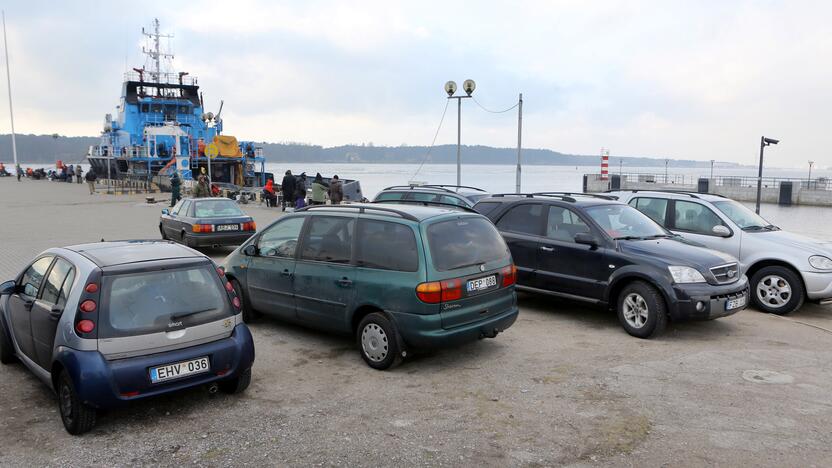 Gudruoliai: vietos automobiliui neradę stintų žvejai, savo transporto priemones nesibaimindami stato Kruizinių laivų terminalo aikštėje.