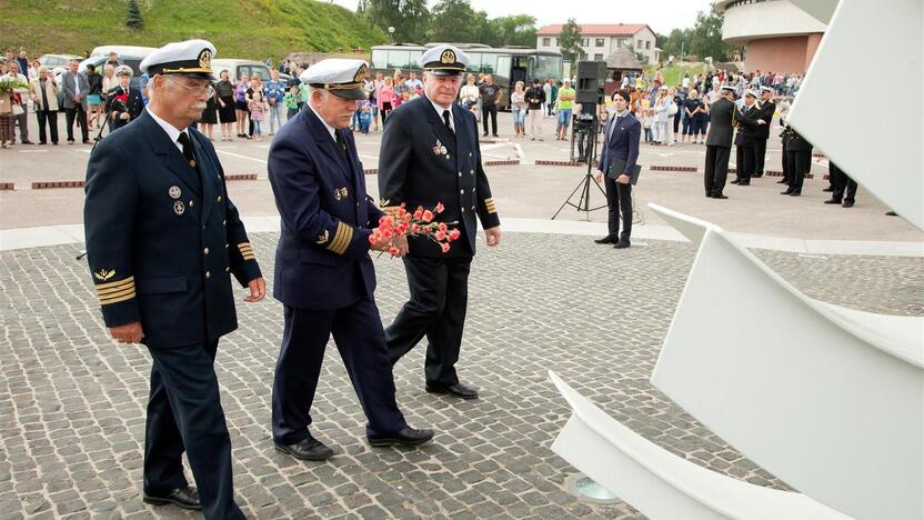 Minėjimas: prie paminklo  "Albatrosas" prisiminti išplaukę ir negrįžę jūrininkai.