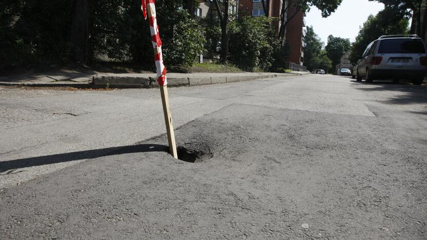 Kliūtis: savaitgalį Karklų gatve automobiliais važiavę klaipėdiečiai matė štai tokį vaizdą.