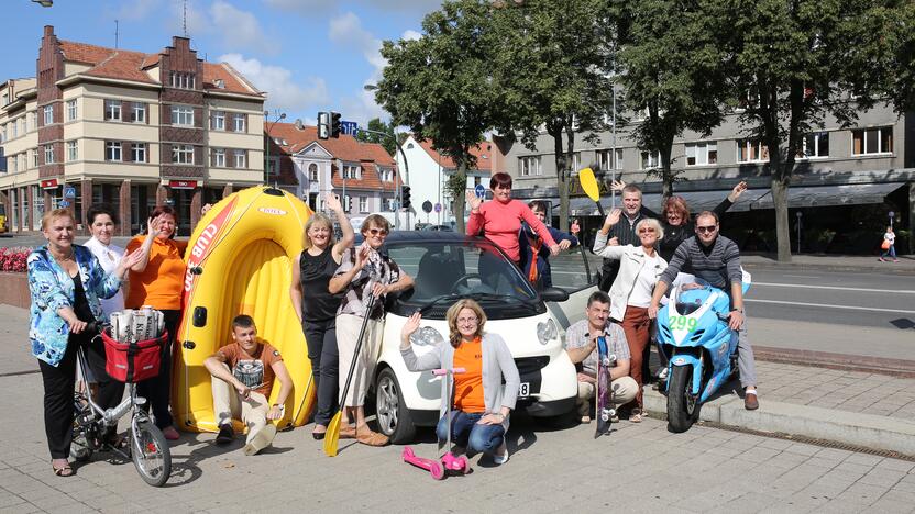 Didelė laikraščio pristatytojų ir vairuotojų komanda.