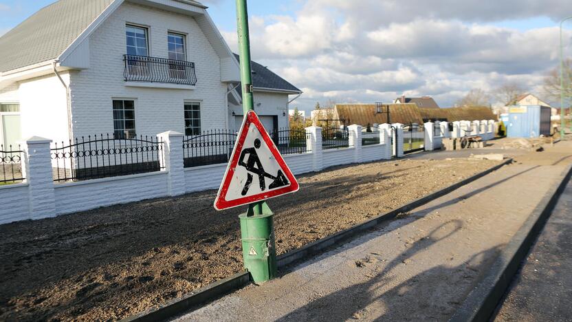 Klaipėdos gatvės pabaigoje, kur yra I.Rozovos dukters namas, asfaltas jau paklotas.