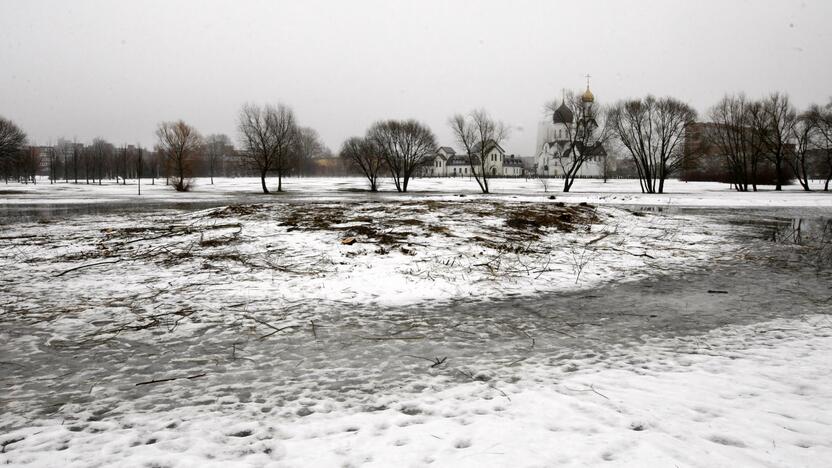 Žardės tvenkinys toliau kelia gailestį – prieš tai jis buvo apsuptas kemsynų, dabar teritorija tuščia.