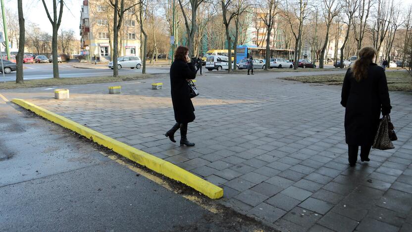 Prie Taikos prospekto 8 namo vairuotojai jau nebegali palikti automobilių ant šaligatvio.