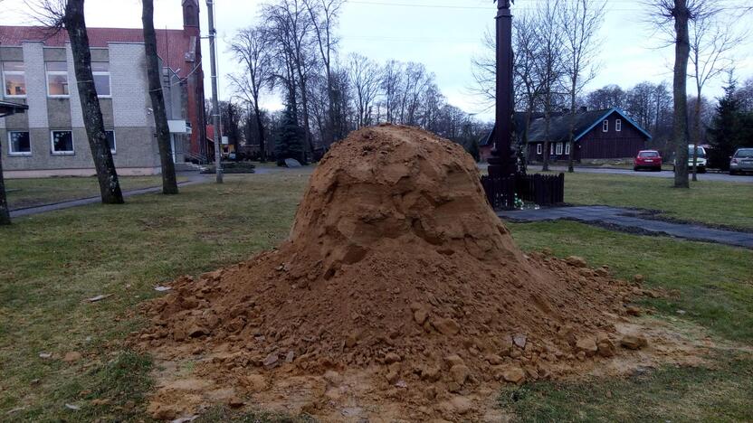 Sugriuvus Mindaugo skulptūrai, doviliškiai suka galvas, kur reikės dėti tokį kiekį smėlio.