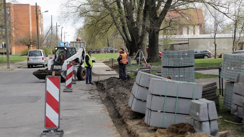 Darbai: Klevų gatvėje prasidėjo šaligatvių remontas, kurio čia gyvenantys klaipėdiečiai savivaldybės prašė ne kartą.