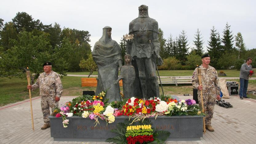 2015 m. Agluonoje buvo atidengta Vidmanto Gylikio sukurta Mindaugo, besilaukiančios Mortos ir jų sūnaus Ruklio skulptūra.