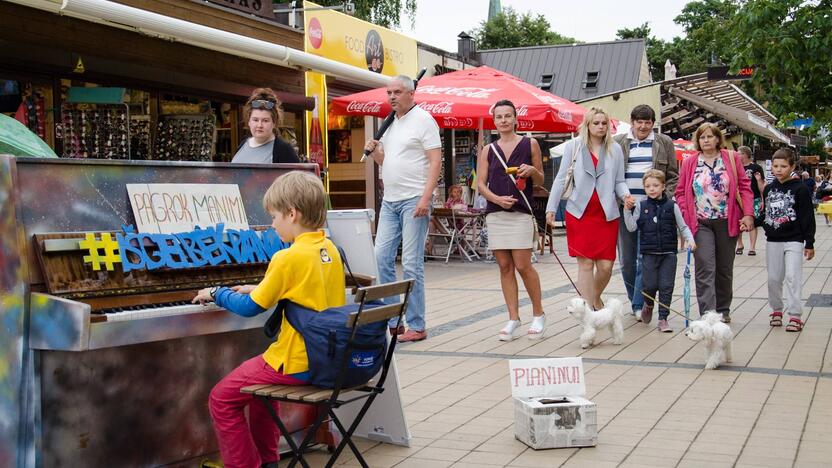 Mintis: pianinai paprastai pastatomi viešose prieigose, kad jais galėtų džiaugtis kuo daugiau žmonių.