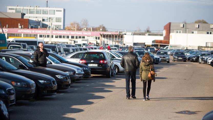 Kauno automobilių turgaus prekiautojai viliasi, kad sušvelnėjus muitų politikai į Lietuvą plūstelės automobilių pirkėjai iš Ukrainos