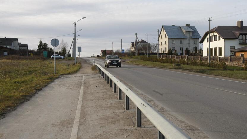 Nepasitenkinimas: kai kurie gyventojai skundžiasi, kad pusės kilometro Pajūrio gatvės ruože trūksta apšvietimo.