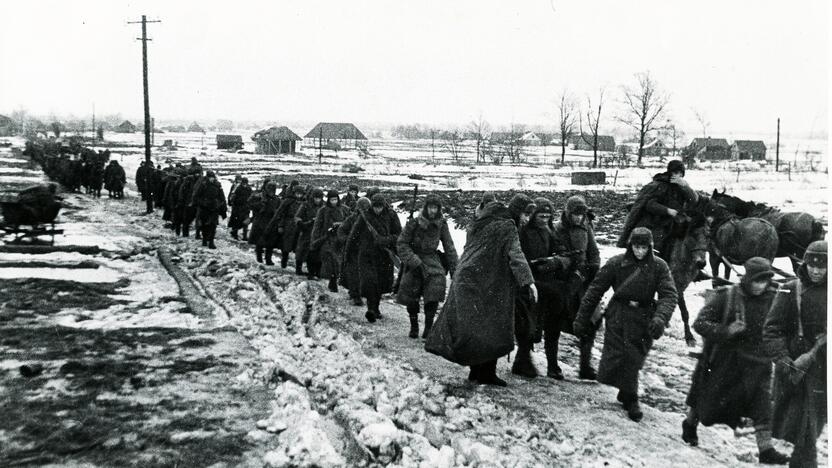 Išvaduotojai: šioje 1945 metais sausio 28-osios nuotraukoje užfiksuoti Raudonosios armijos kariai, ateinantys į Klaipėdą.