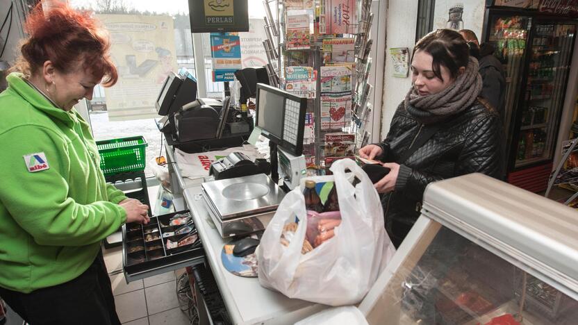 Tokiose kaip ši Vilkijos parduotuvė gyventojai ne tik apsiperka – ir sumoka mokesčius, apsidraudžia automobilius, išsigrynina pinigų.