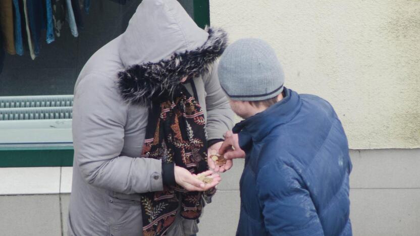 Taktika: parduotuvių apsaugininkams tenka nuolat vaikyti pinigų kaulytojus, kurie bando sugraudinti melagingomis istorijomis.