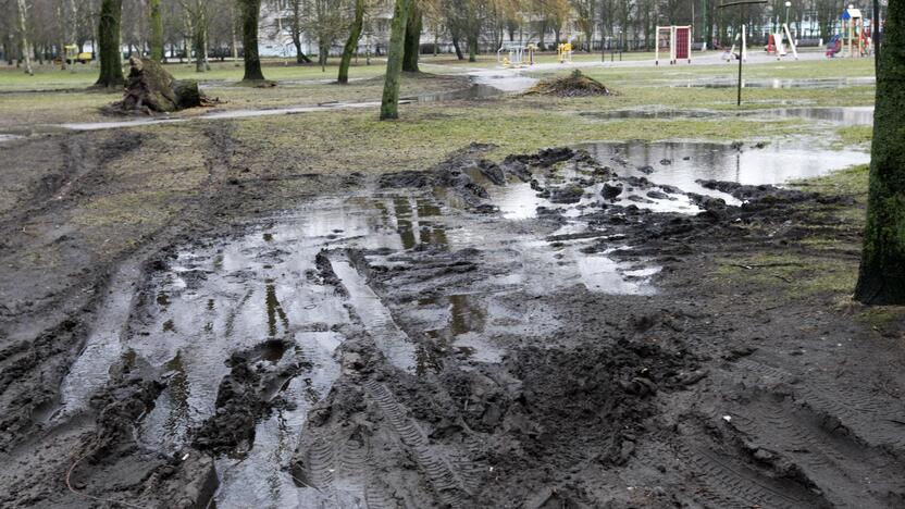 Būklė: kai kurie uostamiesčio daugiabučių namų kiemai primena bekelę.