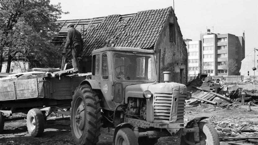 Šioje dienraščio "Klaipėda" bendradarbio ir šviesaus atminimo fotografo Albino Stubros nuotraukoje užfiksuoti 1974 m. griaunami pastatai S.Daukanto gatvėje.