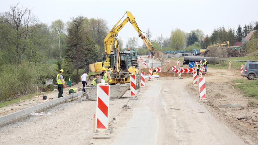 Darbai: bendrovės "Eurovia Lietuva" kelininkai šiuo metu atlieka Karklės kelio rekonstrukciją.