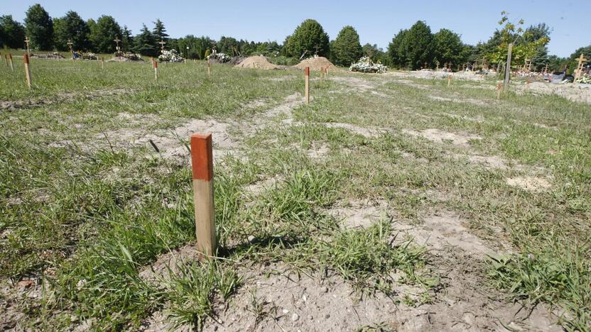 Sprendimas: į naująjį Lėbartų kapinių kvartalą, kuriame šaltuoju metų laiku paprastai kaupiasi vanduo, atvežta grunto.