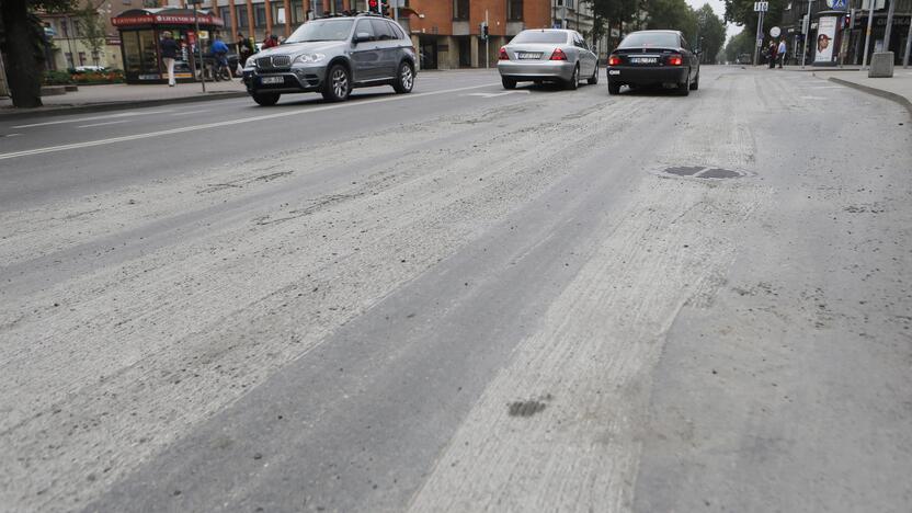 Darbai: Manto gatvėje buvo pašalinti nelygumai, tačiau naujos dangos dar teks palaukti.