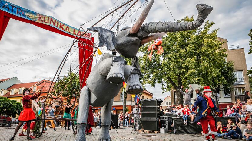 Stebuklai: 19-asis tarptautinis gatvės teatrų festivalis "Šermukšnis" miestiečius privertė pasijusti misterijos dalyviais.