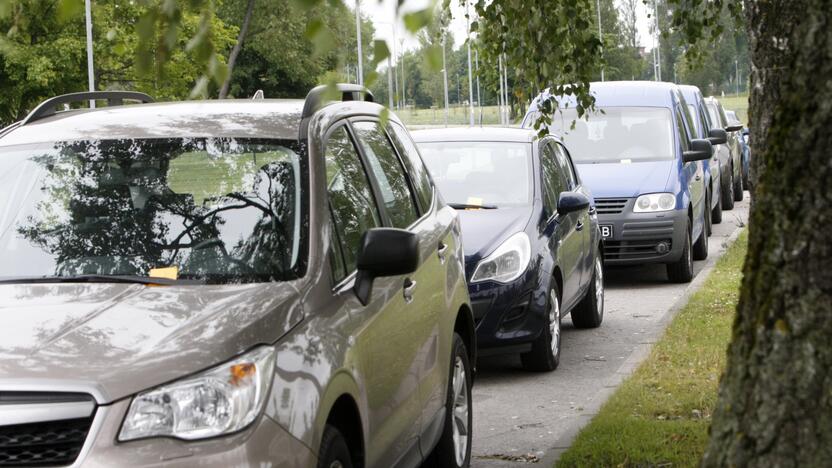 Pranešimas: pasibaigus renginiui, dešimt vairuotojų, palikusių automobilius tuščioje gatvelėje šalia universiteto, rado apie nuobaudą informuojančius lapelius.