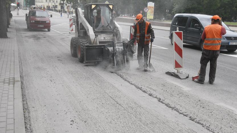 Darbai: trečiadienį Herkaus Manto gatvėje vėl buvo šalinamos susidariusios provėžos.