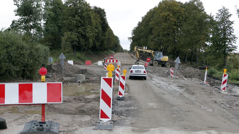 Nežinia: kiek laiko dar bus uždarytas eismas Tilžės gatvės dalimi, nėra aišku.