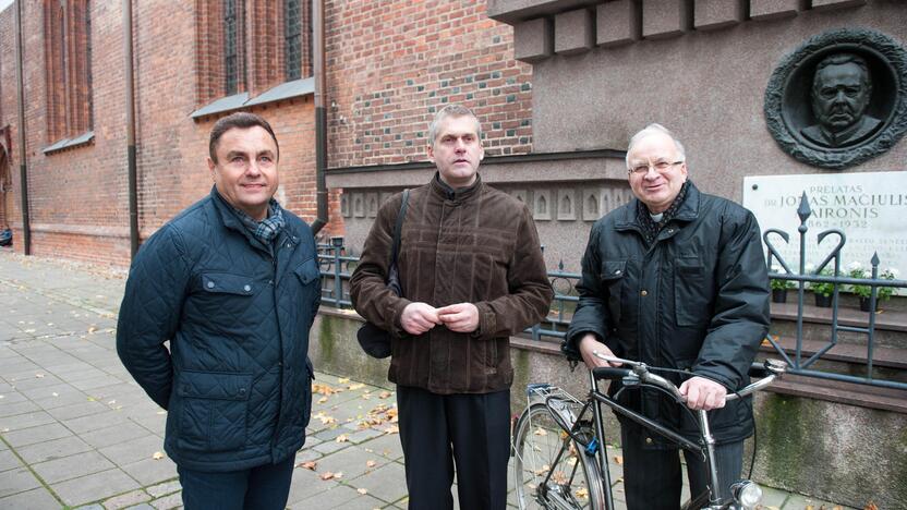 Susitiko: L.Juozėnas (centre) su P.Gražuliu ir R.Grigu (dešinėje) prisiminė prieš trisdešimt metų vykusį mitingą prie Maironio kapo.