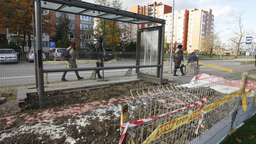 Nauda: Kretingos gatvės gyventojai, laukdami autobuso, turės, kur pasislėpti nuo vėjo ir lietaus.