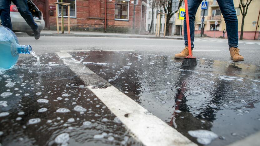 Efektyvumas: netikėtai išsiliejus tepalui "Hydrobreak" valiklis akimirksniu teršalus pavertė nekenksmingomis medžiagomis.