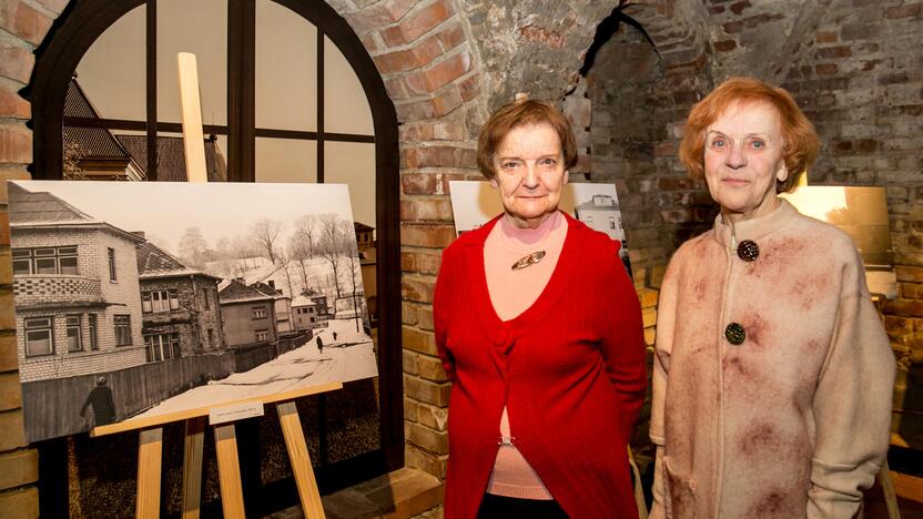 Istorija: fotografo dukroms Gražinai (kairėje) ir Danutei ši nuotrauka sukėlė daug sentimentų.