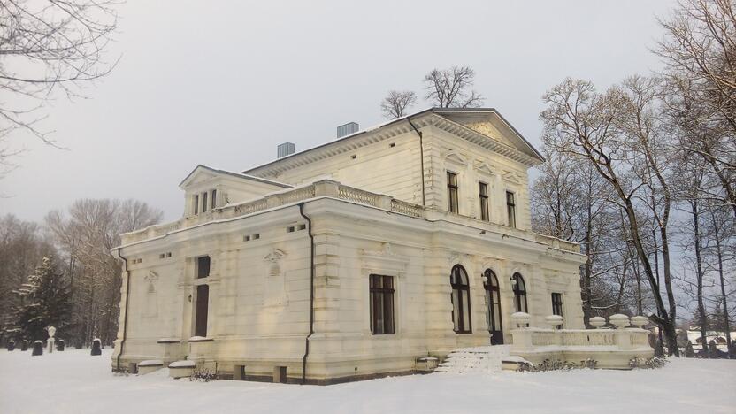 Vandalai nuniokojo Švėkšnos dvarą – prie Saulės laikrodžio sulaužytas suoliukas, o tvenkinio saloje sudaužyti keturi prožektoriai, apšvietę deivės Dianos skulptūrą.