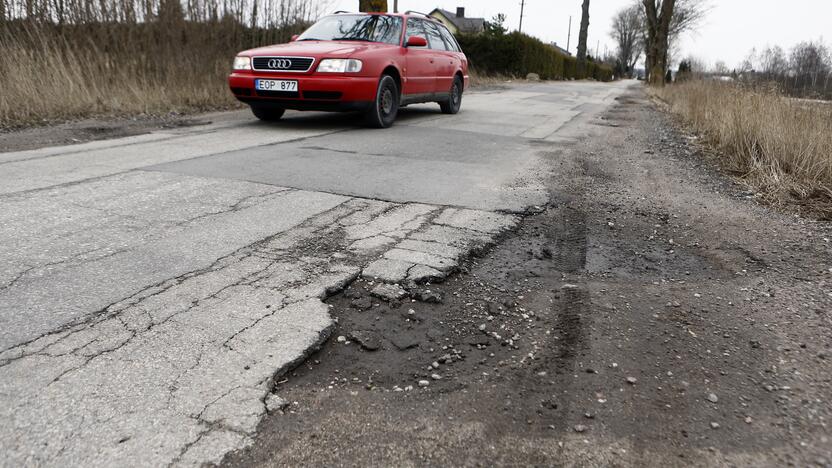 Situacija: Paribio gatvėje asfalto danga visiškai susidėvėjusi – lopas dengia lopą.