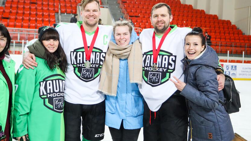 Emocijos: "Kaunas Hockey" kapitonui jo brolis Povilas (antras iš dešinės) pritaria – sirgaliai įkvepia ledo ritulininkus pasiaukojamam žaidimui.