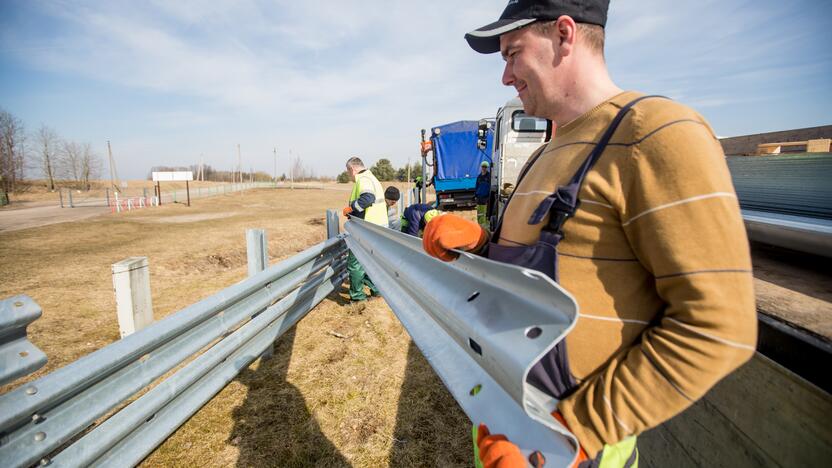 Atstumas: per dieną darbininkai įrengia daugiau kaip 100 m naujų atitvarų.