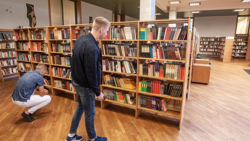 Skaito: darbuotojos džiaugiasi, kad atostogoms ir vaikai, ir suaugusieji ateina knygų į biblioteką.