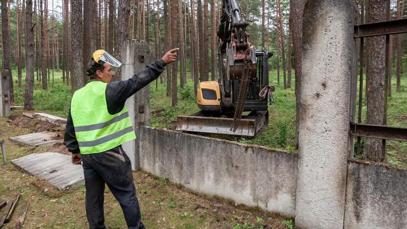 Neliko: darbininkai išardė dalį Petrašiūnų kapinių tvoros.