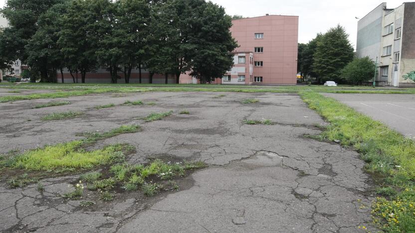 Situacija: apleistas Vitės progimnazijos stadionas, panašu, remonto sulauks dar negreitai.