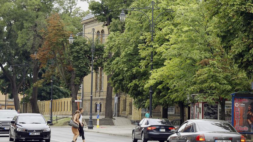 Terminas: kaip ir planuota, nauji žibintai Naujojo Sodo gatvėje sumontuoti prieš Jūros šventę.