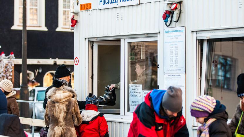 Kauniečiai jau mėgaujasi čiuožyklos teikiamais malonumais