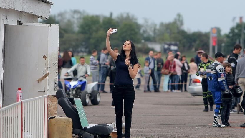 Aleksoto aerodrome vyko kaskadininkų šou „Skraidantys automobliai“.