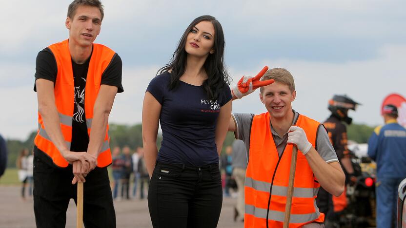 Aleksoto aerodrome vyko kaskadininkų šou „Skraidantys automobliai“.