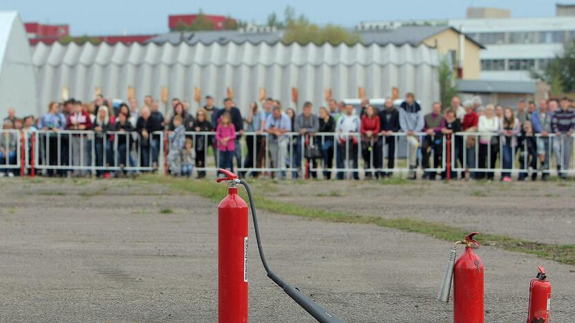 Aleksoto aerodrome vyko kaskadininkų šou „Skraidantys automobliai“.