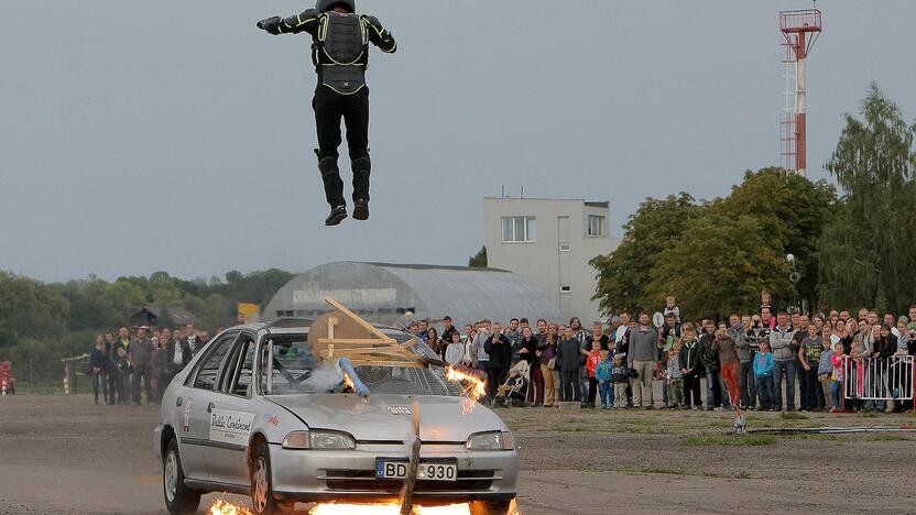 Aleksoto aerodrome vyko kaskadininkų šou „Skraidantys automobliai“.