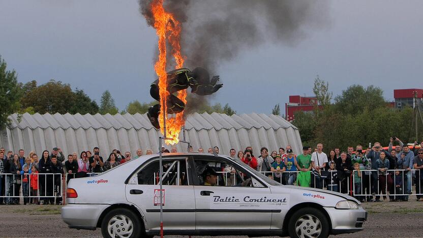 Aleksoto aerodrome vyko kaskadininkų šou „Skraidantys automobliai“.