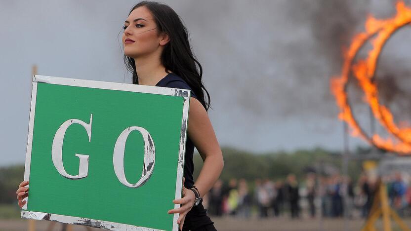 Aleksoto aerodrome vyko kaskadininkų šou „Skraidantys automobliai“.